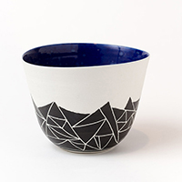 Saladier décors engobe noir sgraphitté, émail bleu cobalt © photo Steven Morlier Saladier décors engobe noir sgraphitté, émail bleu cobalt