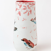 Vase décors pinceau et sgraphitte, émail rouge © photo Steven Morlier Vase décors pinceau et sgraphitte, émail rouge