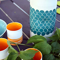 Pichet vert canard et tasses oranges Pichet vert canard et tasses oranges