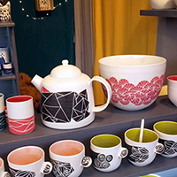 Vue d'ensemble, théiere et tasses à anses Vue d'ensemble, théiere et tasses à anses