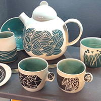 Vue d'ensemble, théiere et tasses à anses Vue d'ensemble, théiere et tasses à anses