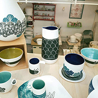 Vue d'ensemble plat, pichet, vase et tasses Vue d'ensemble plat, pichet, vase et tasses